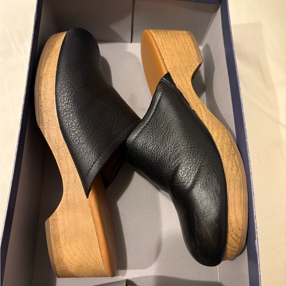 Universal Thread Black Magnolia Clogs